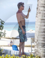 EXKLUSIV -  David Hasselhoff macht ein Selfie mit Lesebrille auf Barbados