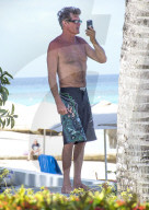 EXKLUSIV -  David Hasselhoff macht ein Selfie mit Lesebrille auf Barbados