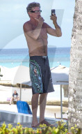 EXKLUSIV -  David Hasselhoff macht ein Selfie mit Lesebrille auf Barbados