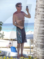 EXKLUSIV -  David Hasselhoff macht ein Selfie mit Lesebrille auf Barbados