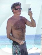 EXKLUSIV -  David Hasselhoff macht ein Selfie mit Lesebrille auf Barbados