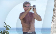 EXKLUSIV -  David Hasselhoff macht ein Selfie mit Lesebrille auf Barbados