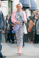PEOPLE - Pretty in Pink: Miley Cyrus in New York unterwegs