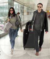 PEOPLE - Courteney Cox und Johnny McDaid am Flughafen Heathrow