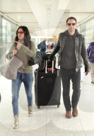 PEOPLE - Courteney Cox und Johnny McDaid am Flughafen Heathrow