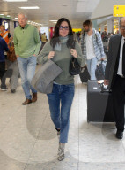 PEOPLE - Courteney Cox und Johnny McDaid am Flughafen Heathrow