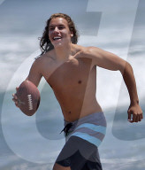 EXKLUSIV -  Schwarzeneggers' Sohn Joseph Baena spielt Football am Malibu Beach