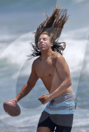 EXKLUSIV -  Schwarzeneggers' Sohn Joseph Baena spielt Football am Malibu Beach