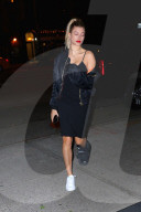 PEOPLE - Hailey Baldwin humpelt ins Cipriani