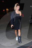 PEOPLE - Hailey Baldwin humpelt ins Cipriani