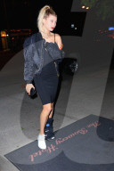 PEOPLE - Hailey Baldwin humpelt ins Cipriani