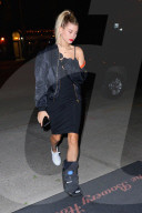 PEOPLE - Hailey Baldwin humpelt ins Cipriani