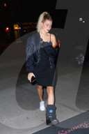 PEOPLE - Hailey Baldwin humpelt ins Cipriani