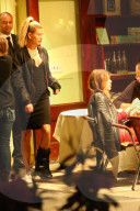 PEOPLE - Hailey Baldwin humpelt ins Cipriani