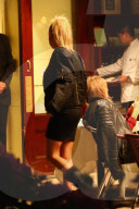 PEOPLE - Hailey Baldwin humpelt ins Cipriani