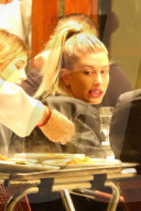 PEOPLE - Hailey Baldwin humpelt ins Cipriani