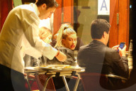 PEOPLE - Hailey Baldwin humpelt ins Cipriani
