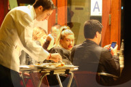 PEOPLE - Hailey Baldwin humpelt ins Cipriani