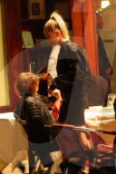 PEOPLE - Hailey Baldwin humpelt ins Cipriani