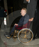PEOPLE - Larry Flynt fŠhrt mit dem Rollstuhl ins Craig in LA
