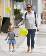 PEOPLE - Emily Blunt's kleine Tochter hat einen Ballon bekommen