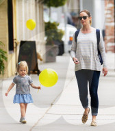 PEOPLE - Emily Blunt's kleine Tochter hat einen Ballon bekommen
