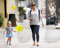 PEOPLE - Emily Blunt's kleine Tochter hat einen Ballon bekommen