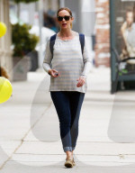 PEOPLE - Emily Blunt's kleine Tochter hat einen Ballon bekommen