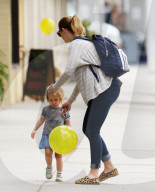 PEOPLE - Emily Blunt's kleine Tochter hat einen Ballon bekommen