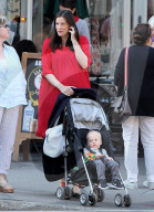 PEOPLE - Hochschwangere Liv Tyler mit Kinderwagen unterwegs