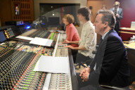 NEWS - London: David Cameron besucht die Abbey Road Studios