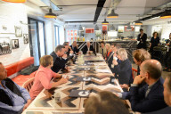 NEWS - London: David Cameron besucht die Abbey Road Studios
