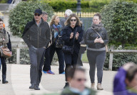 PEOPLE - Tom Hanks geht mit seiner Familie shoppen in Paris