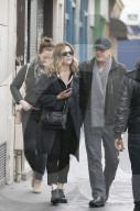 PEOPLE - Tom Hanks geht mit seiner Familie shoppen in Paris
