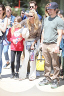 PEOPLE - Mark Wahlberg steht gemeinsam mit Heidi Klum am Fussballspielrand