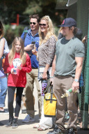 PEOPLE - Mark Wahlberg steht gemeinsam mit Heidi Klum am Fussballspielrand