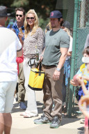PEOPLE - Mark Wahlberg steht gemeinsam mit Heidi Klum am Fussballspielrand