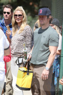 PEOPLE - Mark Wahlberg steht gemeinsam mit Heidi Klum am Fussballspielrand
