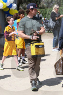 PEOPLE - Mark Wahlberg steht gemeinsam mit Heidi Klum am Fussballspielrand