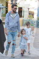 PEOPLE - Papatag: Scott Disick mit seinen Kindern unterwegs 