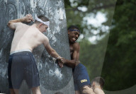 FEATURE -  US Marine Akademie Studenten feiern ihren Abschluss des Seekadetten 