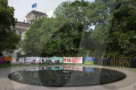 NEWS - Aus Protest gegen ihre Abschiebungen besetzten 50 Roma ein Denkmal im Berliner-Regierungsviertel 