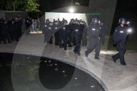 NEWS - Aus Protest gegen ihre Abschiebungen besetzten 50 Roma ein Denkmal im Berliner-Regierungsviertel 