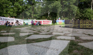 NEWS - Aus Protest gegen ihre Abschiebungen besetzten 50 Roma ein Denkmal im Berliner-Regierungsviertel 