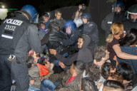 NEWS - Aus Protest gegen ihre Abschiebungen besetzten 50 Roma ein Denkmal im Berliner-Regierungsviertel 