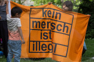 NEWS - Aus Protest gegen ihre Abschiebungen besetzten 50 Roma ein Denkmal im Berliner-Regierungsviertel 