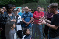 NEWS - Aus Protest gegen ihre Abschiebungen besetzten 50 Roma ein Denkmal im Berliner-Regierungsviertel 