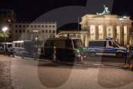 NEWS - Aus Protest gegen ihre Abschiebungen besetzten 50 Roma ein Denkmal im Berliner-Regierungsviertel 