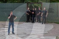 NEWS - Aus Protest gegen ihre Abschiebungen besetzten 50 Roma ein Denkmal im Berliner-Regierungsviertel 