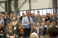 NEWS - David Cameron redet zum EU Referendum bei EasyJet am Luton Airport